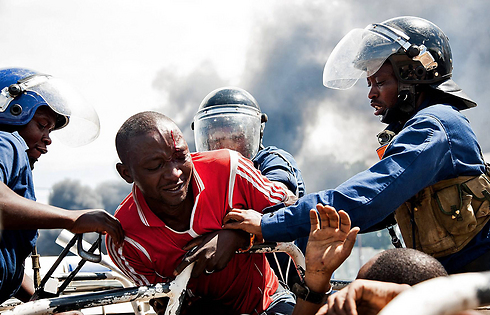 שוטרים בבורונדי עוצרים אדם במהלך הפגנת מחאה נגד הנשיא פייר נקורונזיזה. ניסיון ההפיכה במדינה האפריקנית נכשל וכמה ממוביליו, בהם שלושה קציני צבא, נעצרו (צילום: AFP) (צילום: AFP)