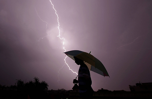 סופה עזה בליווי ברקים ורעמים פקדה את העיר ג'אמו בהודו (צילום: AFP) (צילום: AFP)