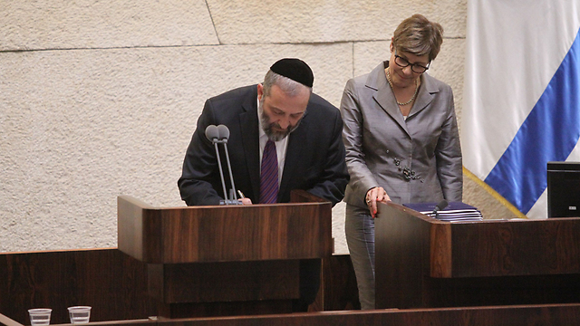 Aryeh Deri sworn in as minister. An example of why there is a need for a serious reform in the legal system and why legal activism jeopardizes democracy (Photo: Knesset spokesperson) 