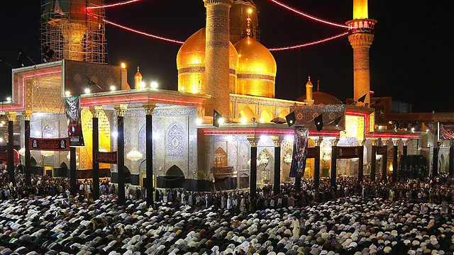 עשרות אלפי מאמינים שיעים השתתפו בתפילה במסגד בבגדד לזכר מוסא אל-כאט'ם. כאט'ם היה האימאם השביעי על פי אמונת הזרם המרכזי של השיעים ויורש ישיר של הנביא מוחמד (צילום: AP) (צילום: AP)