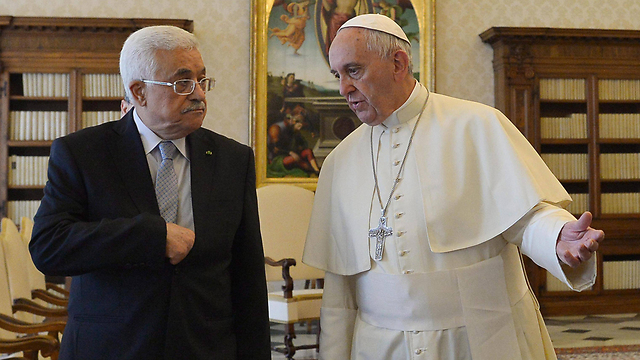 האפיפיור פרנסיסקוס עם נשיא הרשות הפלסטינית, אבו מאזן (צילום: EPA) (צילום: EPA)