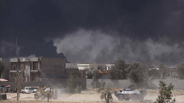הכול בגלל הנפט? שדה נפט בשליטת דאעש בעיר באיג'י, עיראק (צילום: AFP) (צילום: AFP)