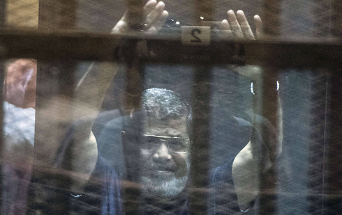A defiant Mohamed Morsi in court to hear his death sentence. (Photo: AFP)