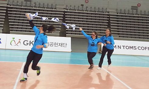 שחקניות הנבחרת חוגגות את הניצחון עם דגלי ישראל (צילום: רון בולוטין) (צילום: רון בולוטין)
