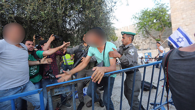 עימותים בין שוטרים ופלסטינים. שישה נעצרו (צילום: גיל יוחנן) (צילום: גיל יוחנן)