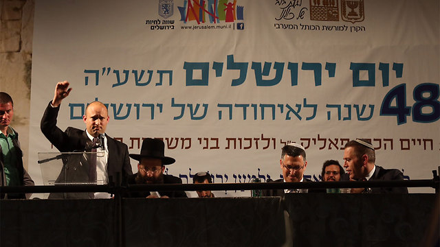 Bennett speaking at the Western Wall ceremony, with Gilad Erdan and Gideon Sa'ar also in attendence (Photo: Gil Yohanan)