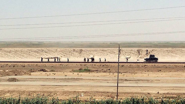 Iraqi forces retreating from Ramadi (Photo: AP)