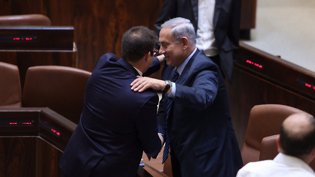 Netanyahu and Hazan in the Knesset (Photo: Gil Yohanan)
