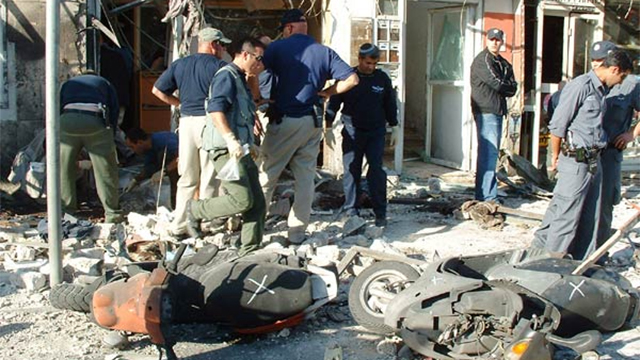 זירת הפיצוץ ברחוב יהודה הלוי ב-2003 (צילום: אבי כהן) (צילום: אבי כהן)