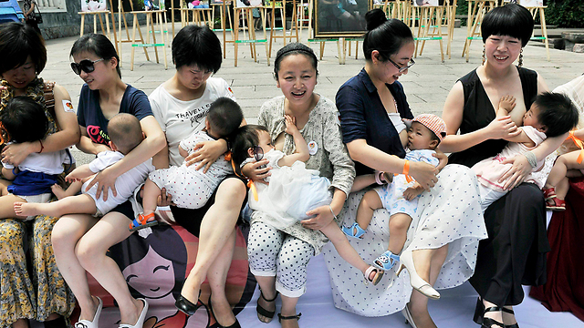 אמהות מניקות בסין (צילום: רויטרס) (צילום: רויטרס)