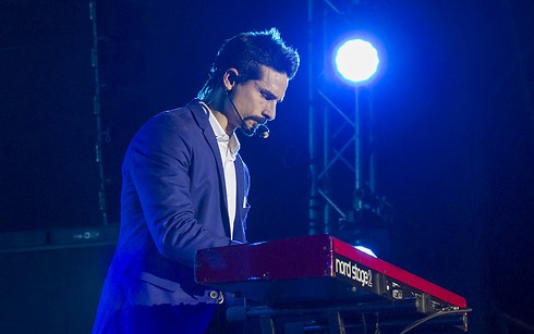 Kevin Richardson playing the keys (Photo: Ido Erez)