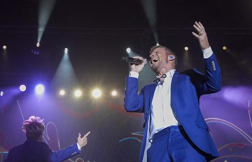 Brian Littrell belting out old favorites (Photo: Ido Erez)