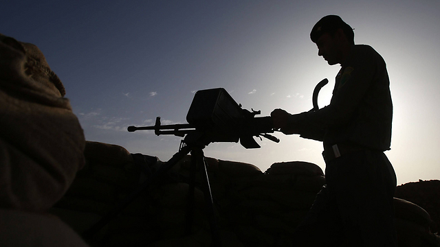לוחם עיראקי תופס עמדה (צילום: AFP) (צילום: AFP)