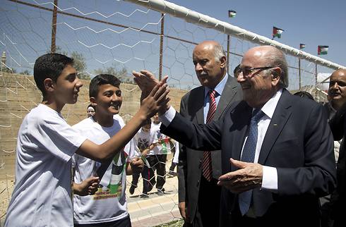 בלאטר עם ג'יבריל רג'וב וילדים פלסטינים (צילום: AP) (צילום: AP)