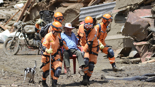 מפולת בוץ ענקית שפקדה את העיר סלגאר בקולומביה גרמה למותם של עשרות בני אדם. כ-80 אנשים הוגדרו נעדרים והסיכוי למצוא אותם בחיים קלוש ביותר (צילום: AP) (צילום: AP)