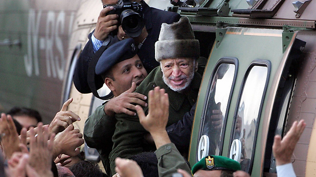 Arafat boarding helicopter (Photo: AFP)