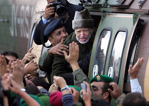 עראפת יוצא מהמסוק (צילום: AFP) (צילום: AFP)