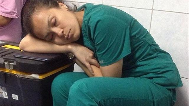 הרופאים ישנים פחות מדי במהלך הלילה (Ana Sofia) (Ana Sofia)