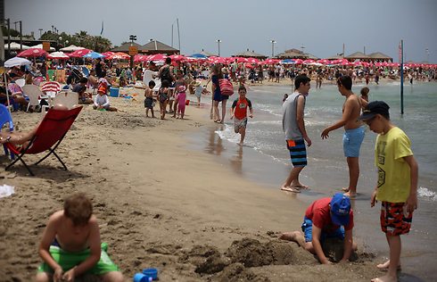 Israelis escaping the heat at the Tel Aviv beach (Photo: Yaron Brener)