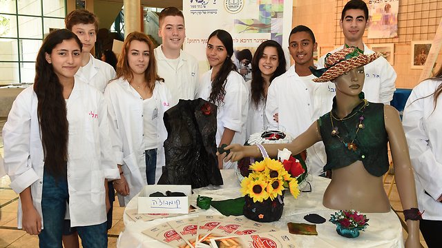 Students from the biotechnology program at the Darca Danciger high school presenting one of their developments (Photo: Efi Sharir)