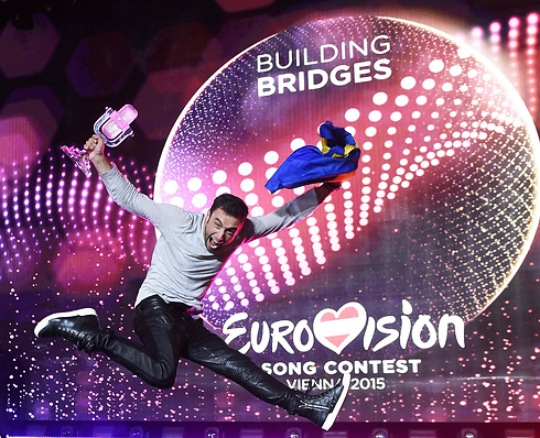 הזמר השבדי מונס זלמרלוף כבש את אירופה עם השיר "Heroes" שקיבל 365 נקודות וזכה במקום הראשון בתחרות האירוויזיון שנערכה השנה בווינה, בירת אוסטריה (צילום: EPA) (צילום: EPA)