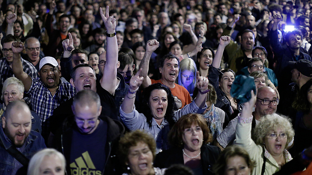 חוגגים את ניצחון קואליציית השמאל בברצלונה (צילם: AP) (צילם: AP)