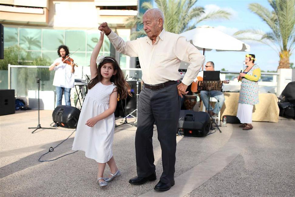רודי בן 101 רוקד עם צעירת המשתתפות (צילום: גלעד קוולרצ'יק)