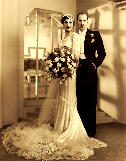 הזוג סימנוס. על אף המצב הכלכלי הקשה - נחוגו החתונות ברוב פאר (צילום: The Jewish Museum London ) (צילום: The Jewish Museum London )