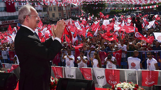 האופוזיציה הציגה סדר יום כלכלי-חברתי חלופי. כמאל קיליצ'דרולו, מנהיג "מפלגת העם הרפובליקנית" (צילום: AP) (צילום: AP)