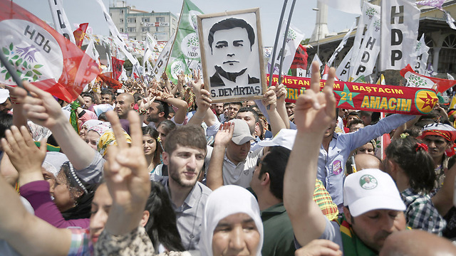 "מפלגת העם הדמוקרטית" הפרו-כורדית עוברת בקושי את אחוז החסימה (צילום: AP) (צילום: AP)