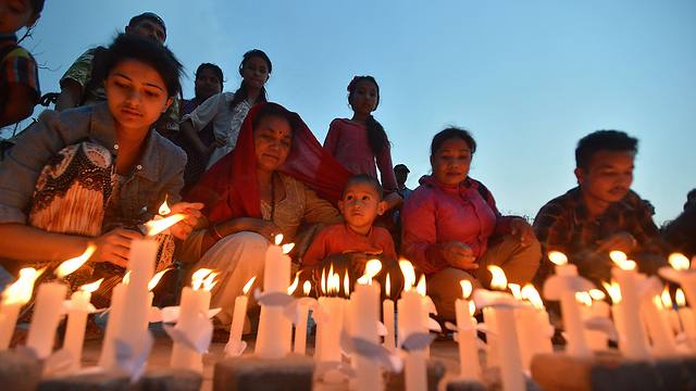 מדליקים נרות לזכר הקורבנות, אתמול בקטמנדו (צילום: AFP) (צילום: AFP)