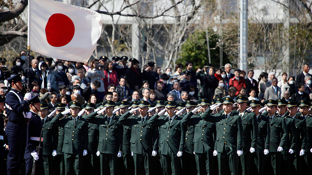 טקס סיום קורס צוערים באקדמיה להגנה לאומית ביפן (צילום: AP) (צילום: AP)