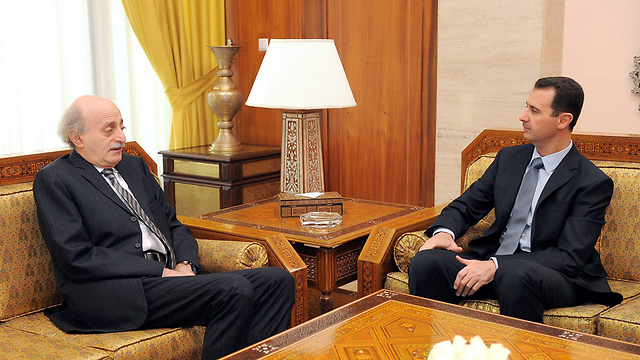 וליד ג'ונבלאט עם נשיא סוריה אסד (צילום: AFP) (צילום: AFP)