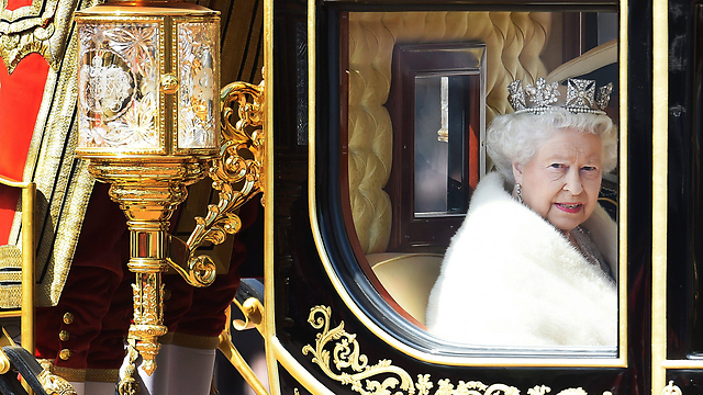 הגיעה לפרלמנט בכרכרת סוסים מהודרת. המלכה אליזבת השנייה (צילום: EPA) (צילום: EPA)