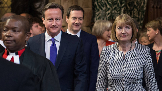 ניצחון סוחף בבחירות לשמרנים. קמרון ומנהיגת הלייבור הזמנית הרייט הרמן (צילום: AFP) (צילום: AFP)