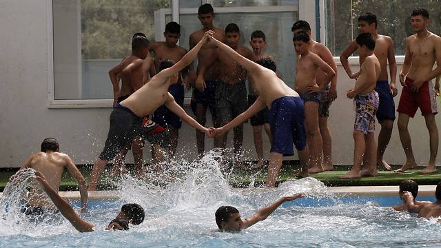 ילדים פלסטינים בבריכה בשכם (צילום: EPA) (צילום: EPA)