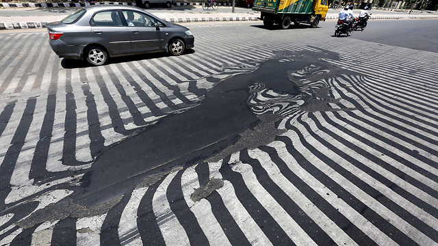 כביש שניתך בחום של ניו-דלהי, הודו (צילום: EPA) (צילום: EPA)