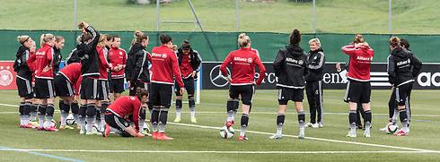 שחקניות נבחרת גרמניה באימון (צילום: EPA) (צילום: EPA)