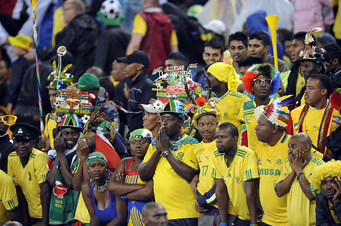 אוהדי דרום אפריקה. נבחרתם לא ערכה בעבר משחק במשך שני עשורים (צילום: AFP) (צילום: AFP)