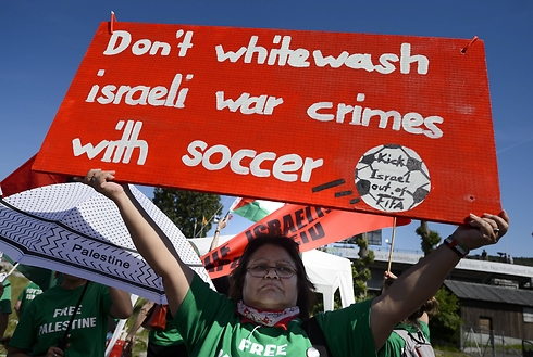לא רק ספורט. ההפגנה נגד ישראל אתמול (צילום: AFP) (צילום: AFP)