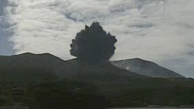 הר הגעש מתפרץ (צילום: EPA) (צילום: EPA)