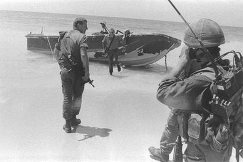 חוף ניצנים לאחר תפיסת המחבלים, 1990 (צילום: יעקב סער, לע"מ) (צילום: יעקב סער, לע