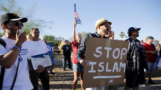Anti-Islam protesters (Photo: Reuters)
