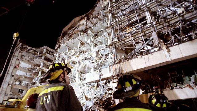 Firemen examine the wreckage caused by the truck bomb that destroyed part of a federab building in Oklahoma City, in 1995 (Photo: Reuters)