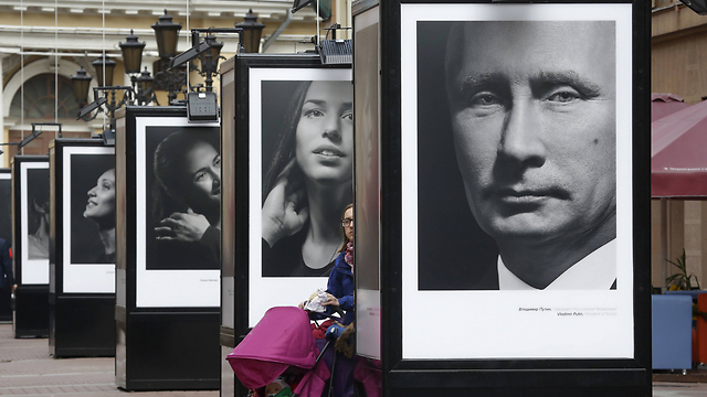 פוסטר של פוטין כחלק מקמפיין האתלטים של רוסיה (צילום: AP) (צילום: AP)