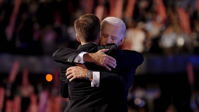 סגן הנשיא ביידן עם בנו, בו. ארכיון (צילום: EPA) (צילום: EPA)