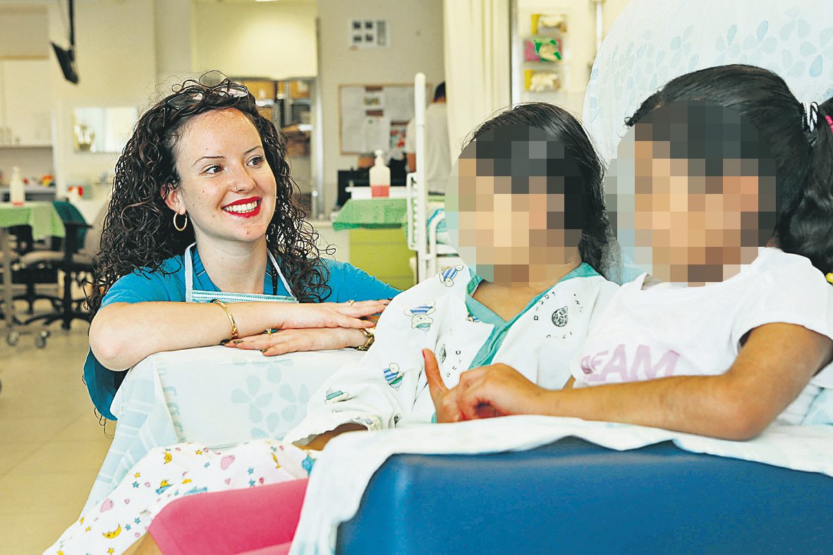 רוני צור עברה תאונת דרכים קשה בה נהרגו אחותה התאומה ואביה והיא ואחיותיה נפצעו קשה הייתה מאושפזת בבית חולים רמבמ וכעת עושה שם שירות לאומי במחלקה שבה טופלה בתמונות רוני יחד עם בנות שמטופלות במחלקה הבנות מאושרות עלידי ההורים שהיו במקום בזמן הצילום חדשות חדשות (אלעד גרשגורן) רוני צור עברה תאונת דרכים קשה בה נהרגו אחותה התאומה ואביה והיא ואחיותיה נפצעו קשה הייתה מאושפזת בבית חולים רמבמ וכעת עושה שם שירות לאומי במחלקה שבה טופלה בתמונות רוני יחד עם בנות שמטופלות במחלקה הבנות מאושרות עלידי ההורים שהיו במקום בזמן הצילום חדשות חדשות (אלעד גרשגורן)