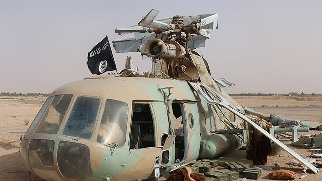 השלל שמצאו אנשי דאעש בשדה התעופה הצבאי בתדמור ()