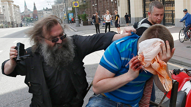 תקיפת פעילי הגאווה לפני שבוע במוסקבה (צילום: EPA) (צילום: EPA)