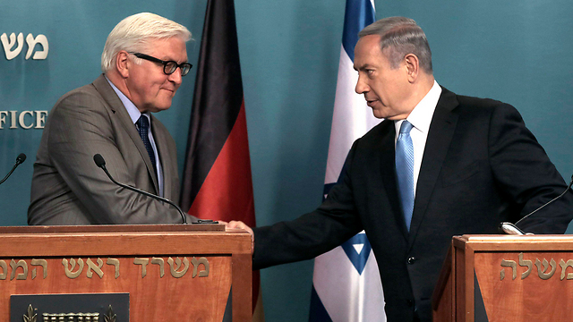 Frank-Walter Steinmeier (L) shaking hands with Benjamin Netanyahu (Photo: Reuters)